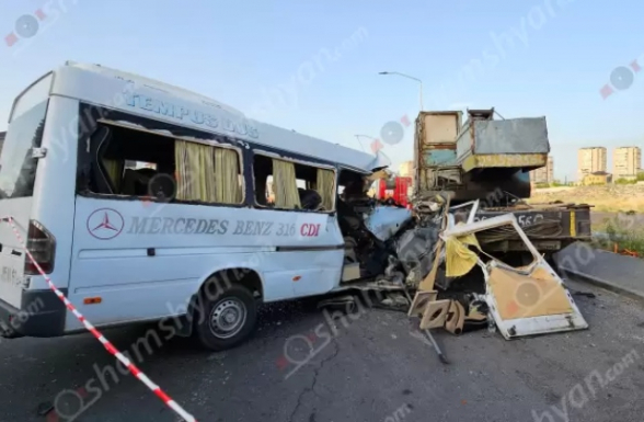 Երևանում Mercedes Sprinter-ը բախվել է վերամբարձ կռունկին և մխրճվել մեկ այլ վերամբարձ կռունկի մեջ. կա 10 վիրավոր